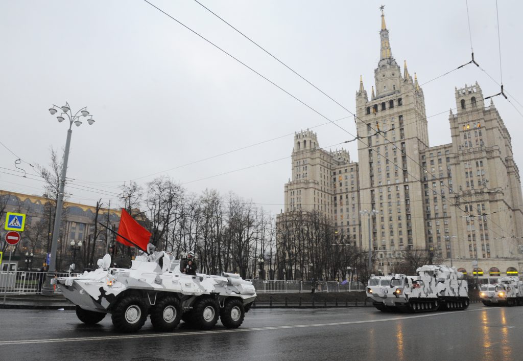 Колесная боевая техника прибыла на тренировочную площадку в Москве 