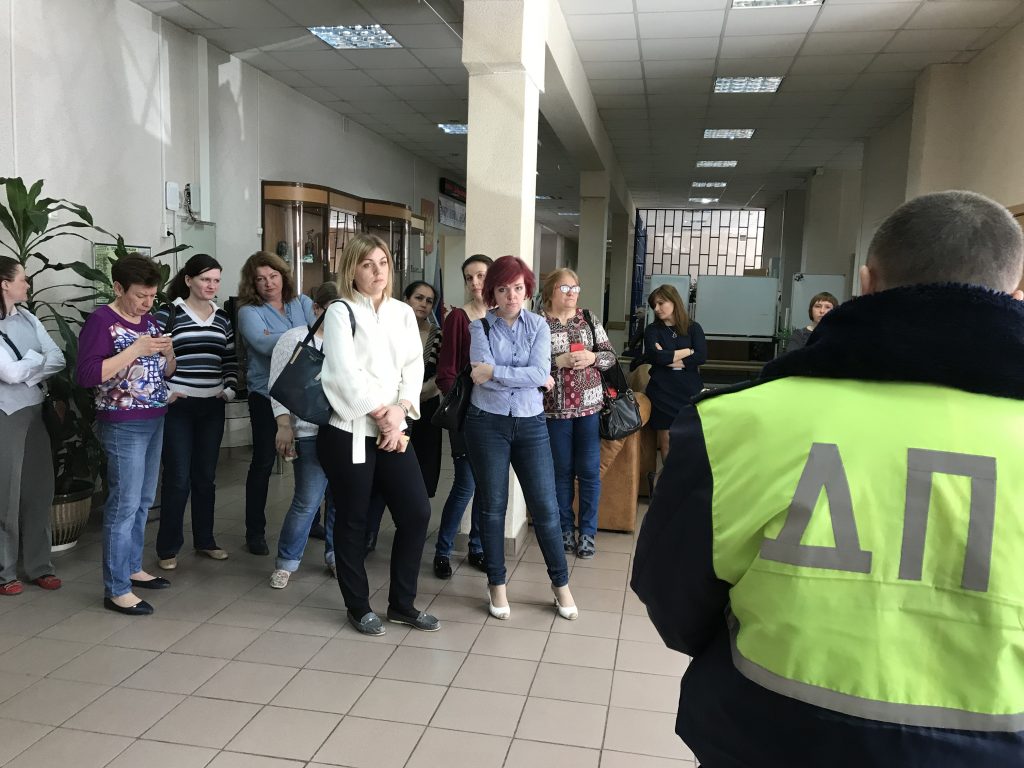 Инспекторы ГИБДД юга столицы встретились с родителями учеников «Центра Инклюзивного образования «Южный». Фото: Пресс-группа УВД по ЮАО ГУ МВД России по г. Москве Инспекторы ГИБДД юга столицы встретились с родителями учеников «Центра Инклюзивного образования «Южный». Фото: Пресс-группа УВД по ЮАО ГУ МВД России по г. Москве