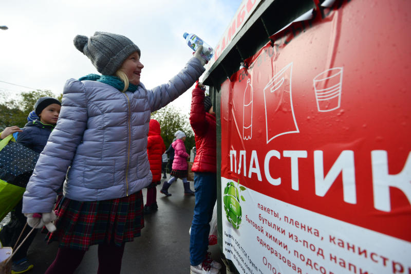 Контейнеры для сбора пластиковых бутылок установили в Нагатинском Затоне