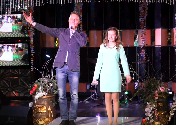 Дмитрий Быков и Мария Паротикова исполняют «Смуглянку» . Фото: скриншот с видео, Youtube, пользователь Мария Паротикова