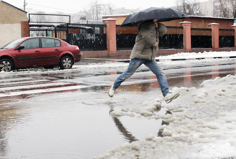 Спад температуры и осадки пообещали Москве на вторник
