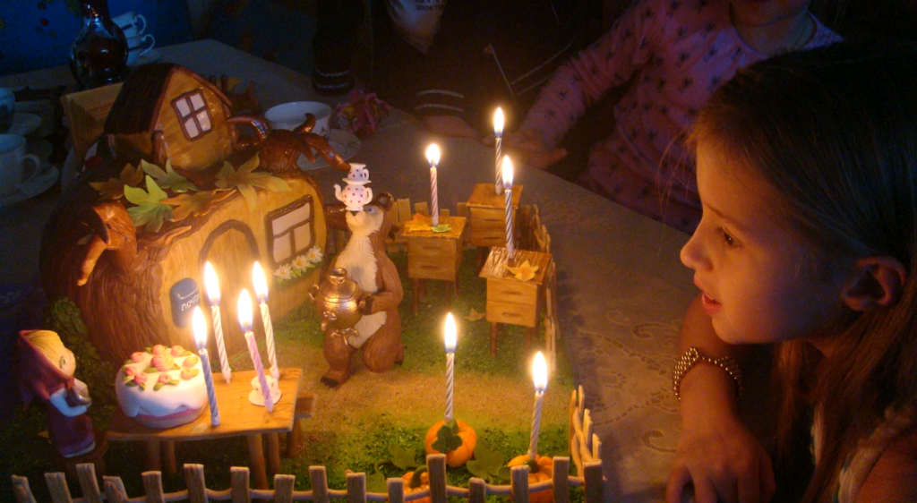 Алина Кукушкина с тортиком, сделанным по мотивам "Маши и Медведя"