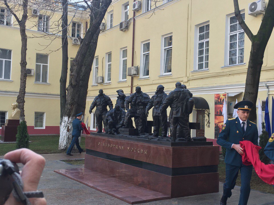 Памятник огнеборцам открыли в центре Москвы