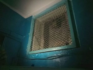 Дымоуводящие вытяжки на каждом из этажей — единственное, что поможет пережить пожар при неподключенных кранах. Фото: Анастасия Бунтова Дымоуводящие вытяжки на каждом из этажей — единственное, что поможет пережить пожар при неподключенных кранах. Фото: Анастасия Бунтова