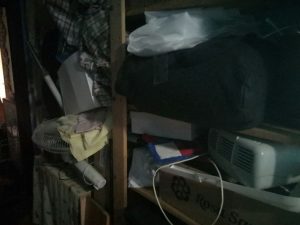 Полностью загроможденный пожарный кран, не видно даже его заслонки. Фото: Анастасия Бунтова Полностью загроможденный пожарный кран, не видно даже его заслонки. Фото: Анастасия Бунтова