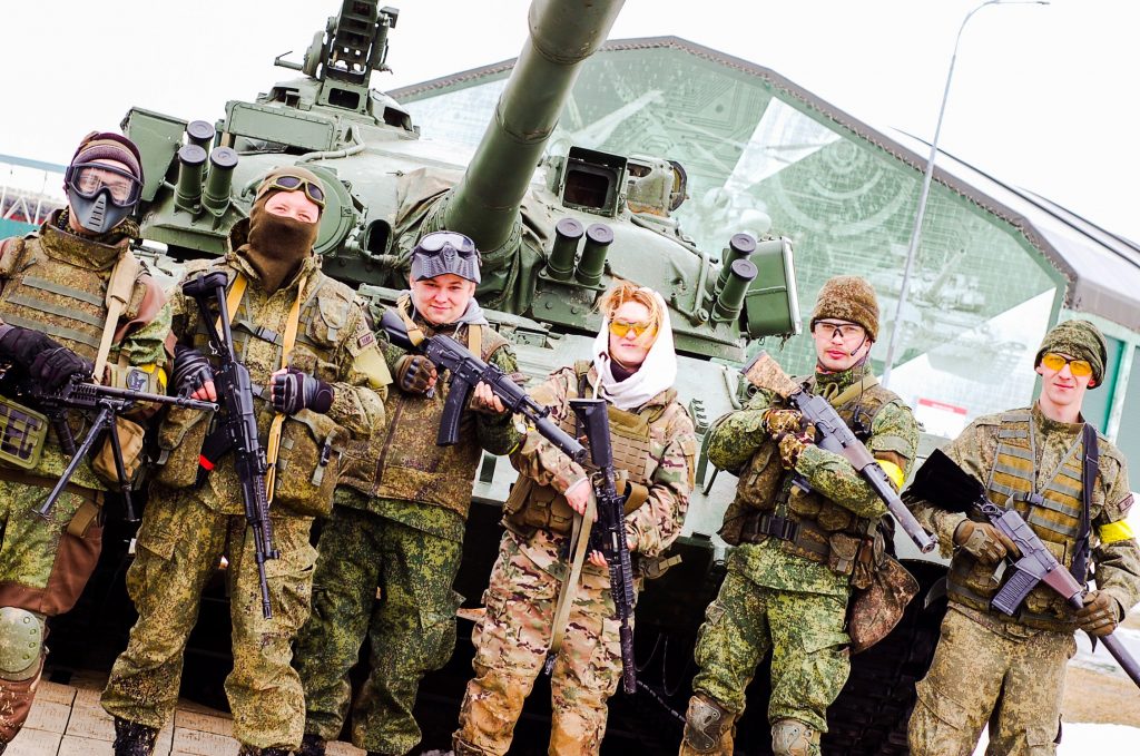 Анна Сельцова (третья справа) на военно-патриотической игре в «Алабино». Фото предоставлено Анной Сельцовой