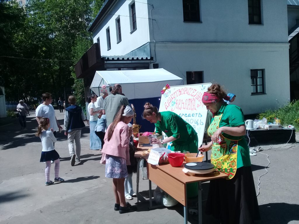 Благотворительная ярмарка прошла у храма Святителя Николая Мирликийского. Фото предоставлено организаторами