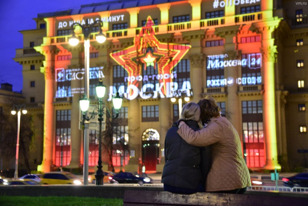 Более двух тысяч праздничных конструкций украсили Москву ко Дню Победы