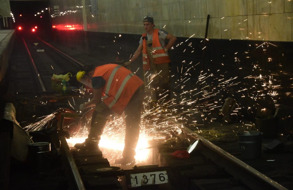 Пути московского метро укладывают новым бесстыковым способом