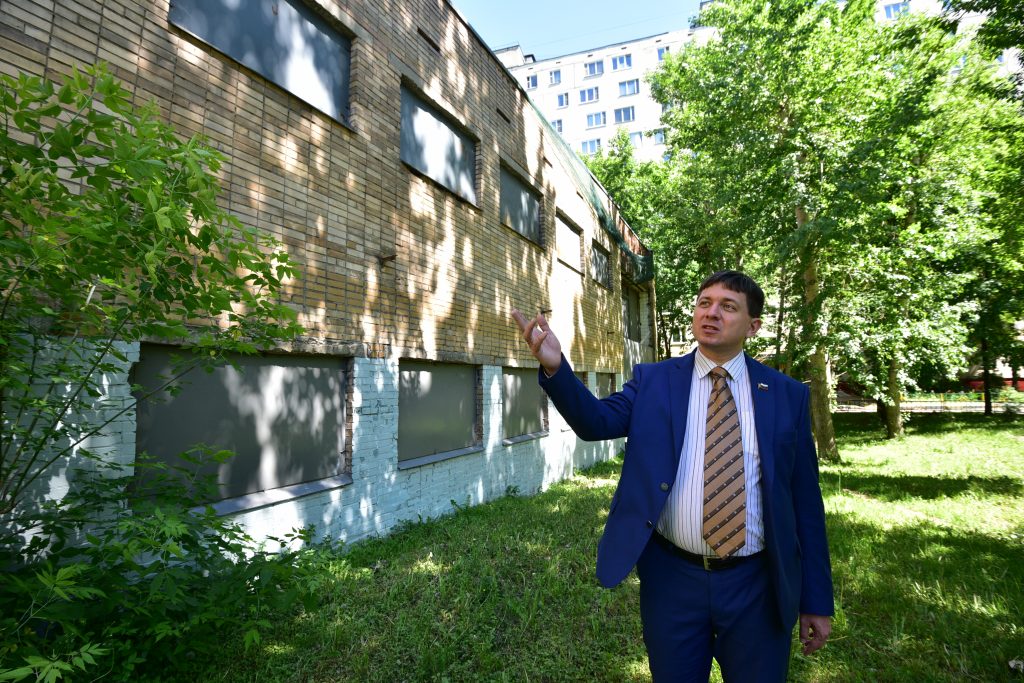 Депутат муниципального округа Бирюлево Западное Дмитрий Балашов у здания старых бань. Фото: Пелагия Замятина, «Вечерняя Москва» Депутат муниципального округа Бирюлево Западное Дмитрий Балашов у здания старых бань. Фото: Пелагия Замятина, «Вечерняя Москва»