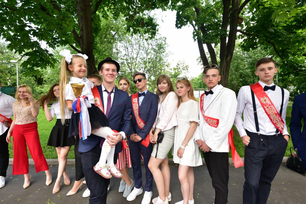 24 мая 2018 года. Выпускник Алексей Блохин держит первоклассницу Аделину Плоцкую. Фото: Пелагия Замятина 24 мая 2018 года. Выпускник Алексей Блохин держит первоклассницу Аделину Плоцкую. Фото: Пелагия Замятина