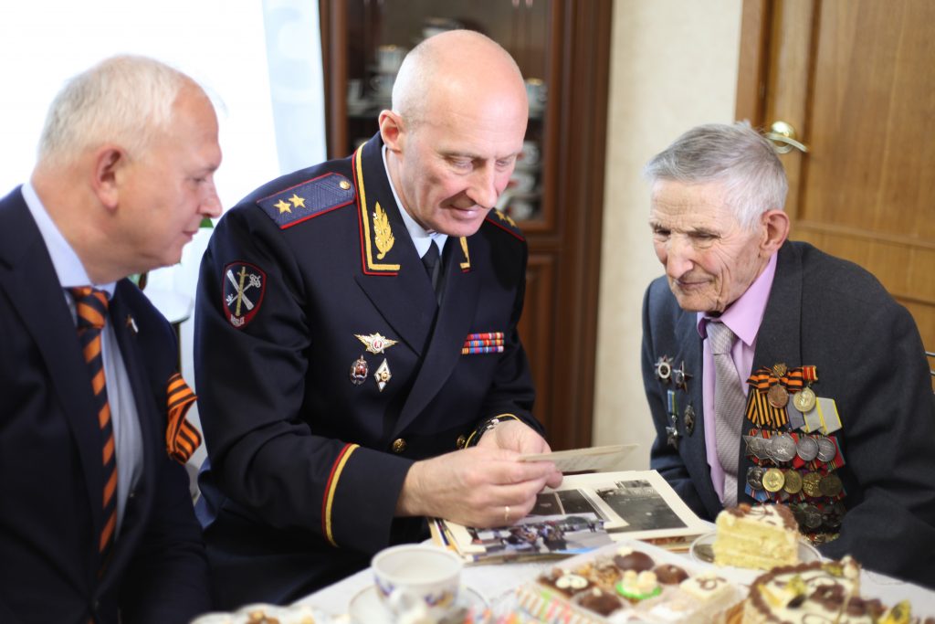 На юге столицы полицейские поздравили ветерана Великой Отечественной войны. Фото: пресс-группа УВД по ЮАО ГУ МВД России по г. Москве