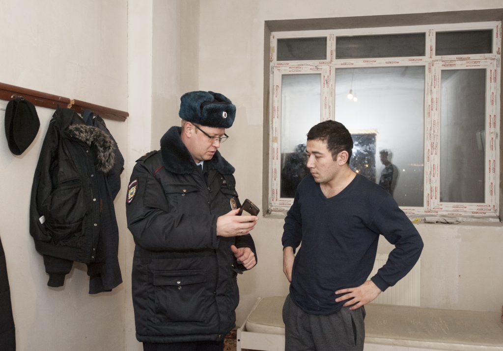 На юге Москвы сотрудники полиции выявили нарушения миграционного законодательства. Фото: Александр Кожохин, «Вечерняя Москва»