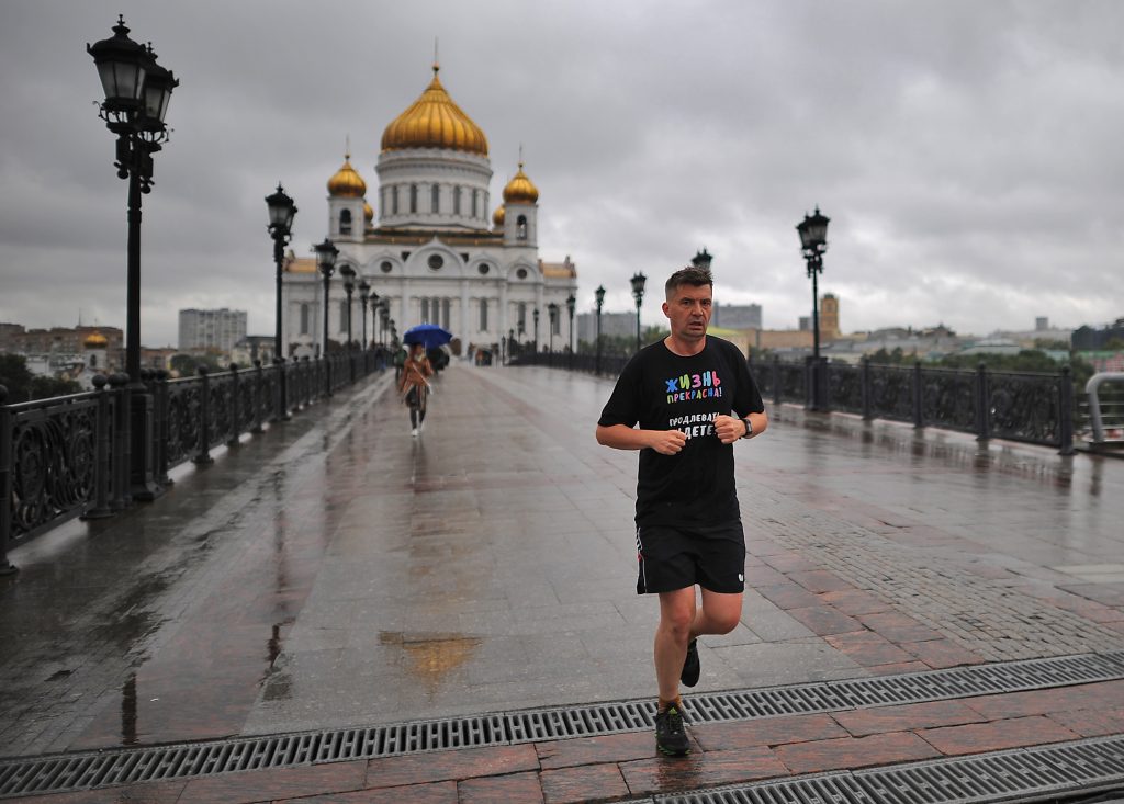 Над городом сгущаются тучи. Фото: Александр Кожохин