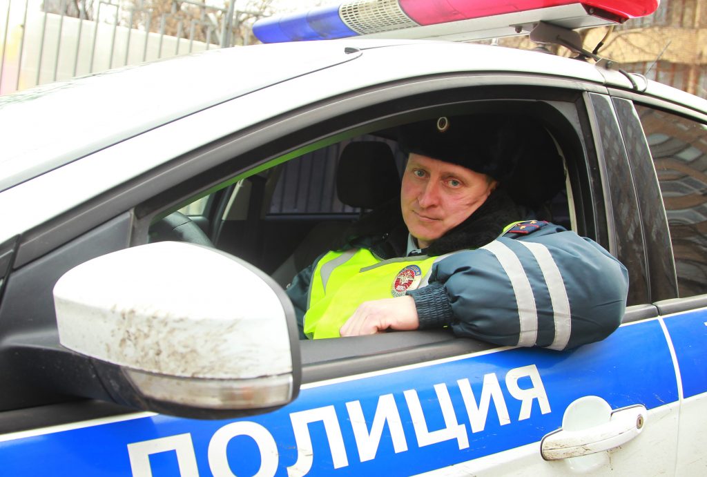 Полицейские УВД по ЮАО задержали подозреваемых в мошенничестве и заведомо ложном доносе. Фото: Наталия Нечаева, «Вечерняя Москва»