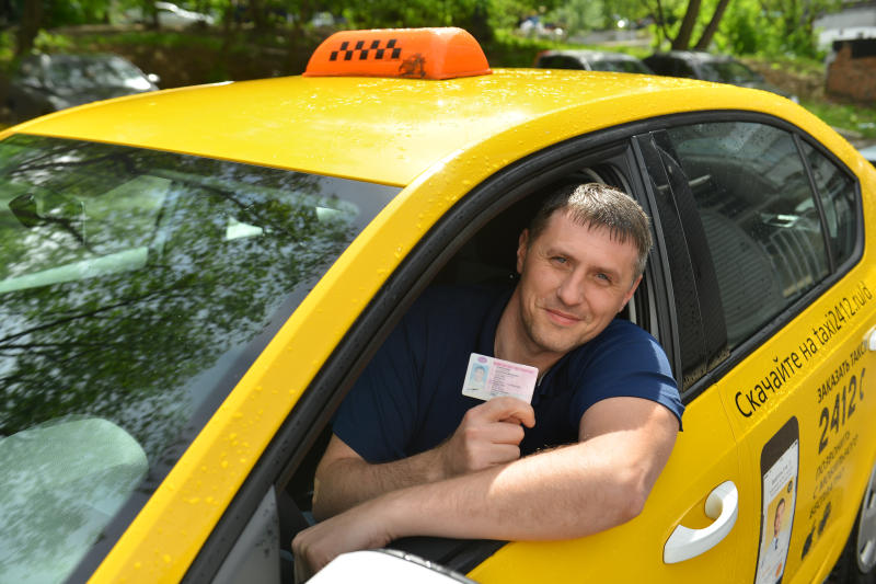 Аккредитованным водителям такси раздадут памятки с полезной информацией о работе во время Чемпионата. Фото: Наталья Феоктистова