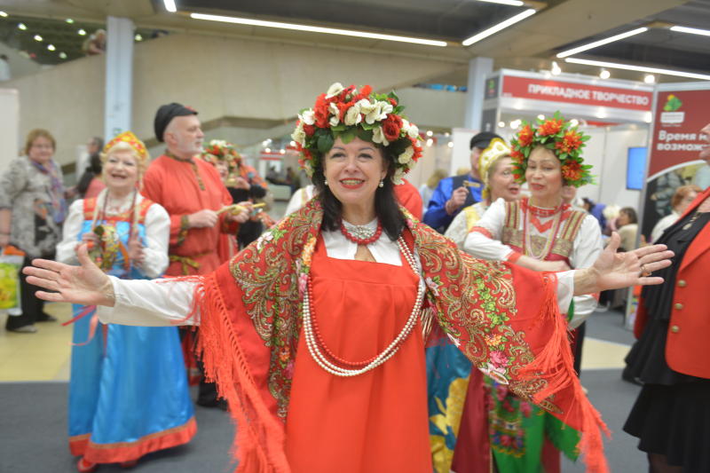 В библиотеке №150 участники программы «Московское долголетие» испытают свои вокальные возможности. Фото: Наталия Нечаева, «Вечерняя Москва»