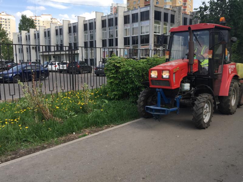 В одном из дворов Бирюлева Западного отремонтируют дорогу. Фото: Анна Быкова