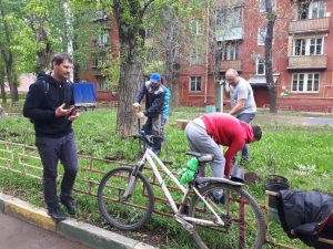 Помимо сотрудников управляющей организации к 5-му Донскому проезду приехали представители управы и сотрудники Департамента природопользования и охраны окружающей среды. Фото: Мария Иванова, «Вечерняя Москва»