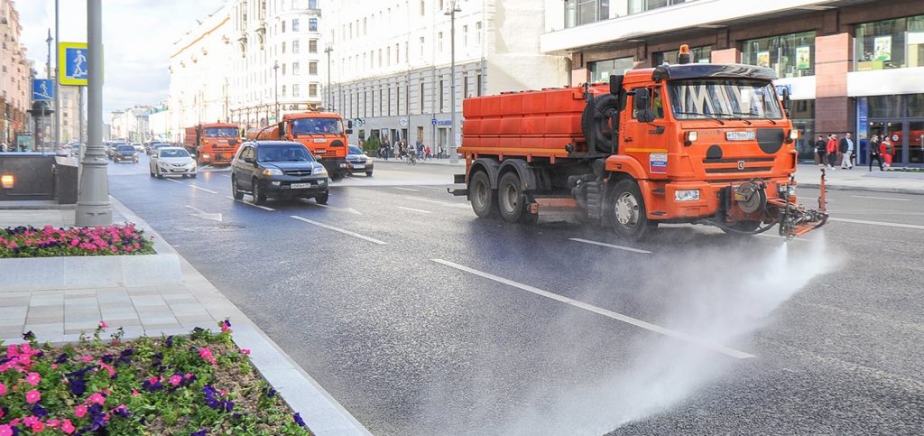 Московские улицы будут поливать каждые два часа из-за жары