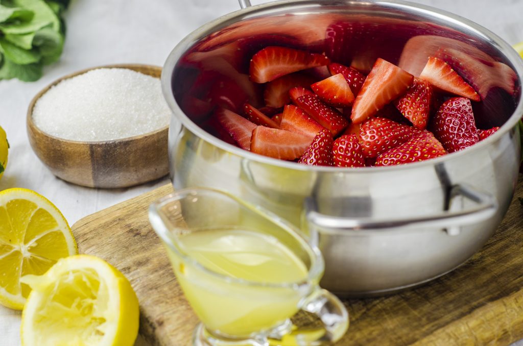 Чтобы превратить 500 граммов ягод в лед, понадобится сок одного лимона. Фото: Валентин Звегинцев