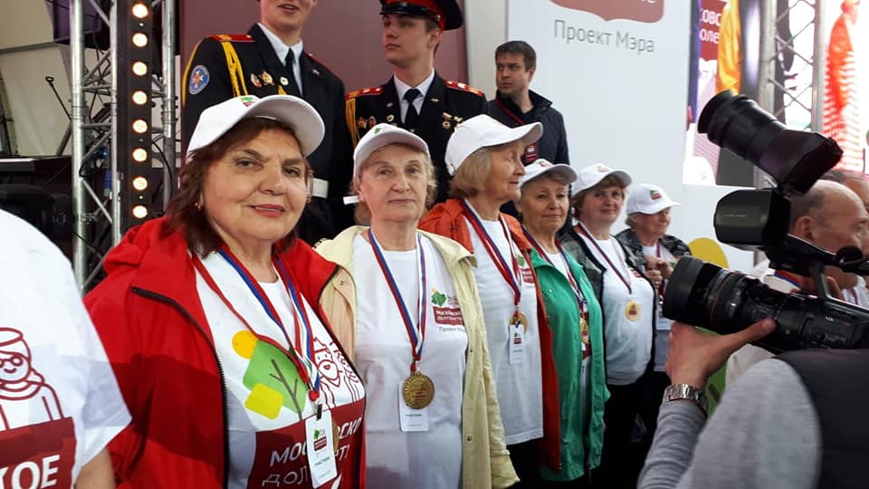 Участницы хора в момент награждения медалями проекта «Московское долголетие». Фото: официальная страница ТЦСО Царицынский в Facebook