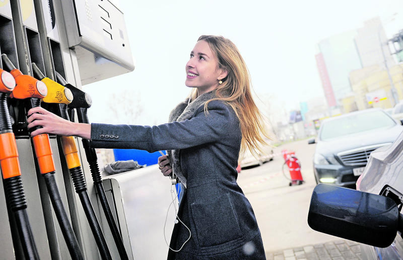 На заправках Москвы начали снижаться цены на бензин