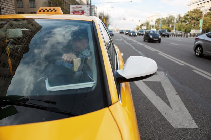 Водителей такси уличили в намеренном завышении цен при обслуживании иностранцев в Москве