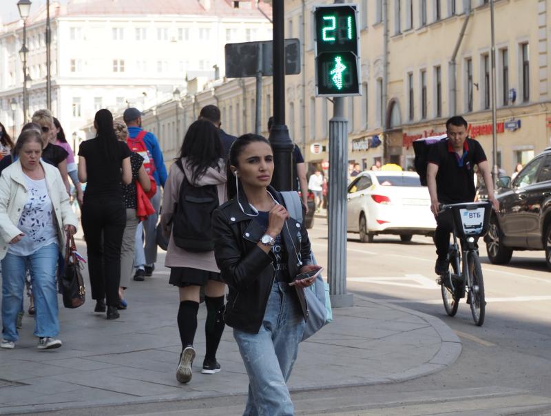 Режим работы светофоров изменили на пешеходных переходах Москвы