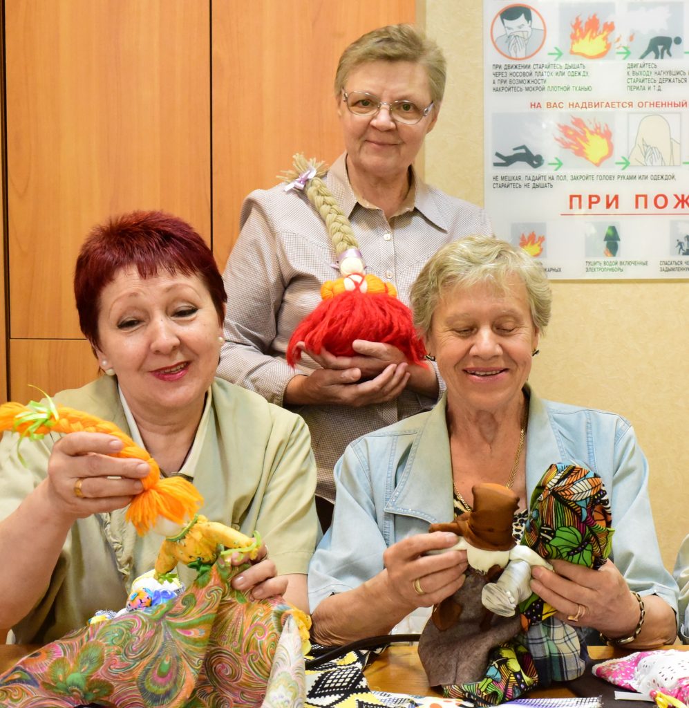 15 мая 2017 года. Елена Железнова (в цент ре) вместе с ученицами Мариной Малышевой (слева) и Евгенией Стручковой (справа). Фото: Pixabay
