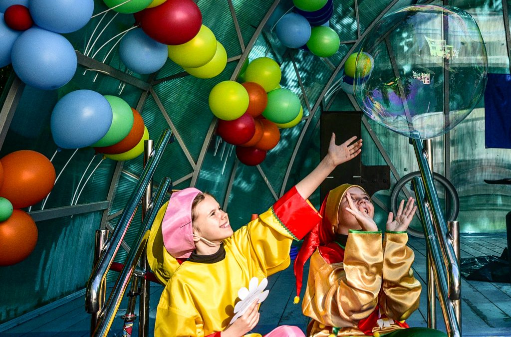  1 июня 2018 года. Скоморохи Алена Митрофанова и Дарья Вышегородцева ловят мыльные пузыри на празднике детства. Фото: Пелагия Замятина