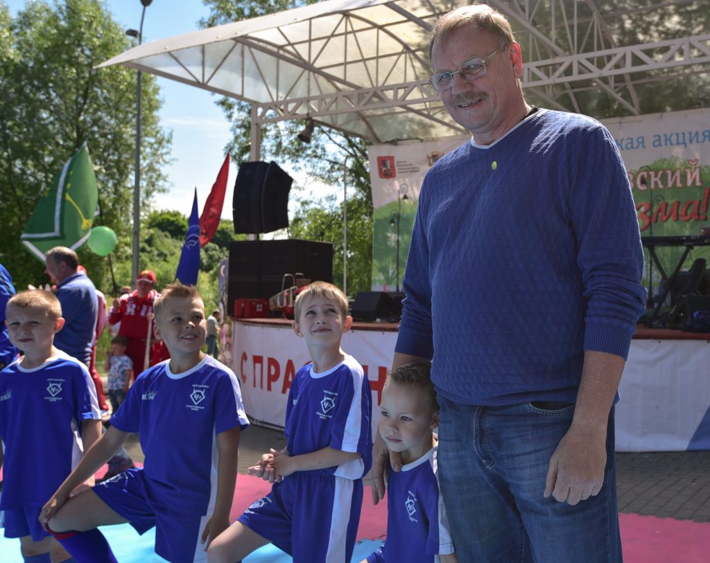 2 июня 2018 года. Алексей Прудников вместе с футболистами школы «Чертаново» Филиппом Ершовым, Марком Майером, Макаром Шкуратовым и Артемом Есиным (справа налево). Фото: Пелагия Замятина 2 июня 2018 года. Алексей Прудников вместе с футболистами школы «Чертаново» Филиппом Ершовым, Марком Майером, Макаром Шкуратовым и Артемом Есиным (справа налево). Фото: Пелагия Замятина
