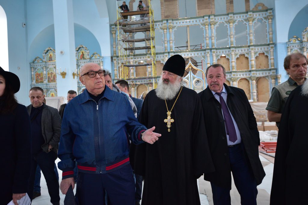 9 июня 2018 года. Депутат Госдумы Владимир Ресин, настоятель храма в честь Державной иконы Божией Матери игумен Митрофан (Гудков) и префект Южного округа Алексей Челышев (слева направо) осматривают храм. Фото: Пелагия Замятина 9 июня 2018 года. Депутат Госдумы Владимир Ресин, настоятель храма в честь Державной иконы Божией Матери игумен Митрофан (Гудков) и префект Южного округа Алексей Челышев (слева направо) осматривают храм. Фото: Пелагия Замятина
