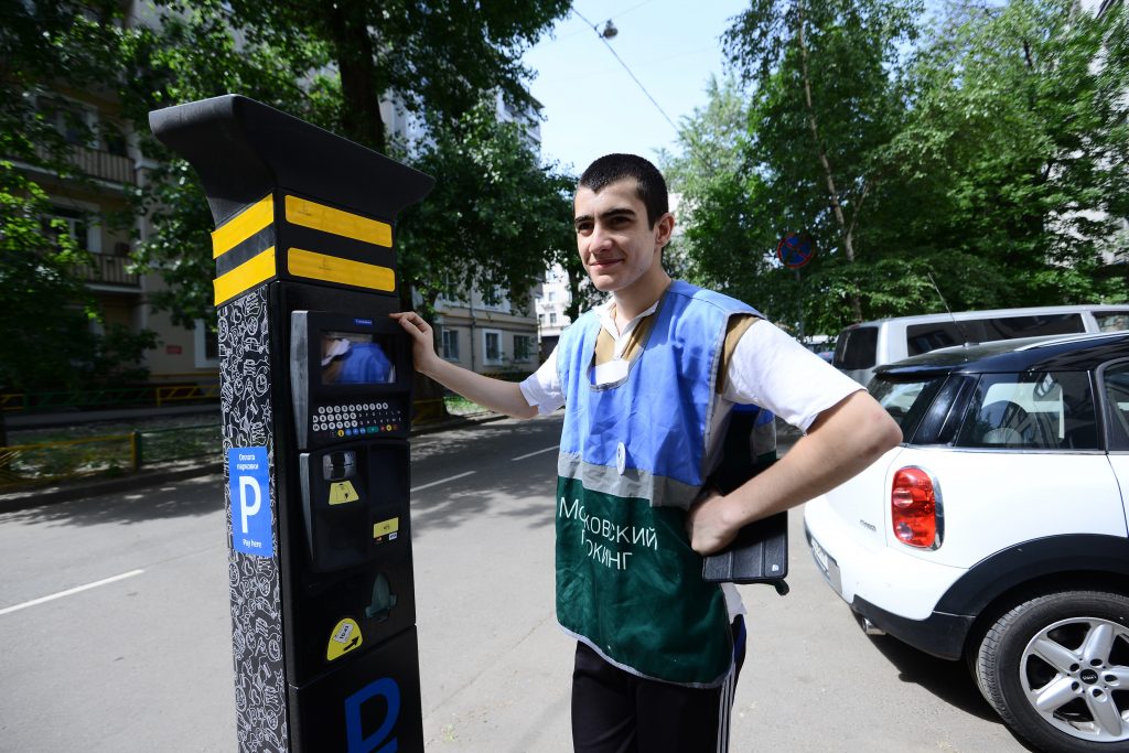 За неделю консультации по парковкам в Москве получили две тысячи человек