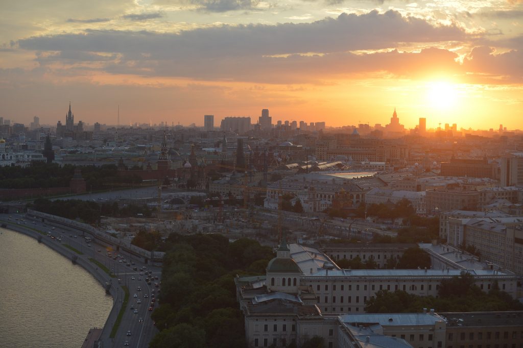 Над городом светило непривычно долго. Фото: Александр Казаков