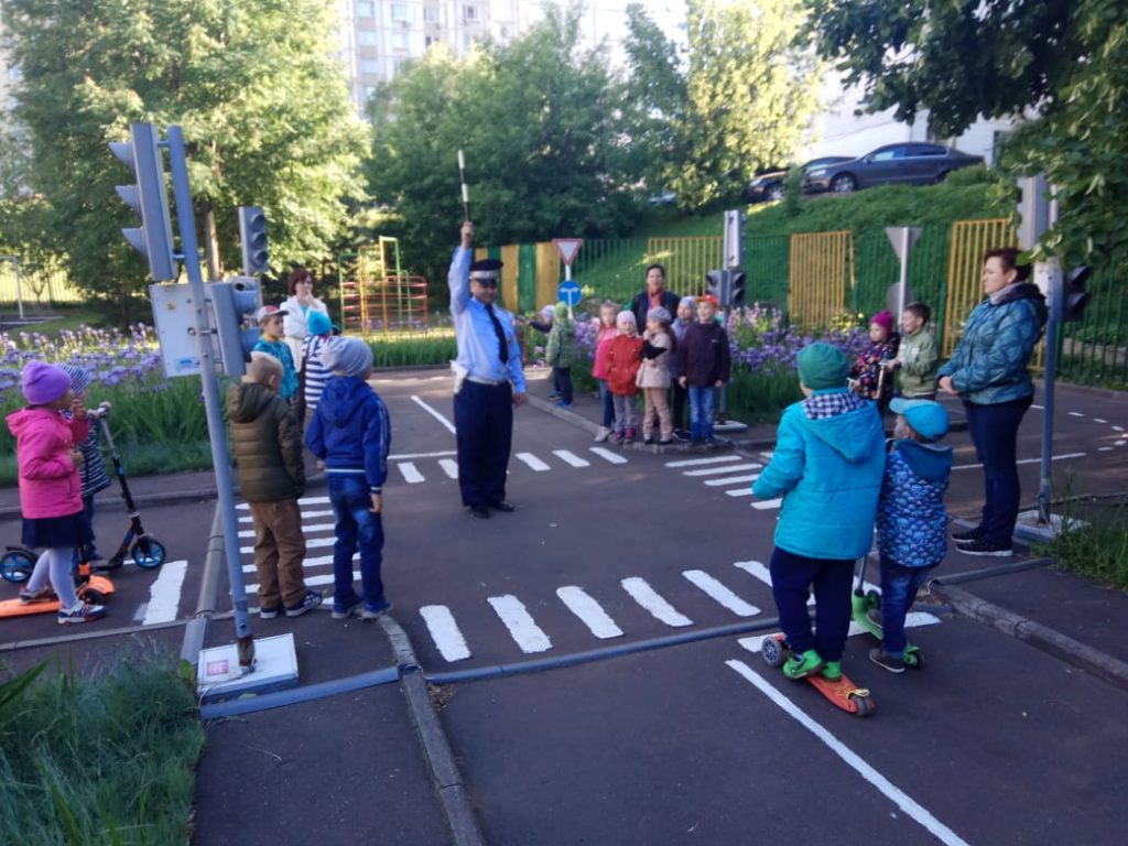 В Южном округе столицы сотрудники ГИБДД провели акцию  «Урок дорожной безопасности для дошкольников!». Фото: Пресс-группа УВД по ЮАО ГУ МВД России по г. Москве