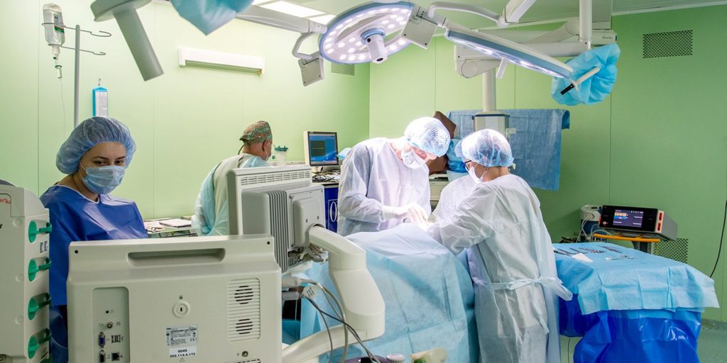 В год врачи Боткинской больницы проводят больше 67 тысяч операций разного профиля. Фото: mos.ru