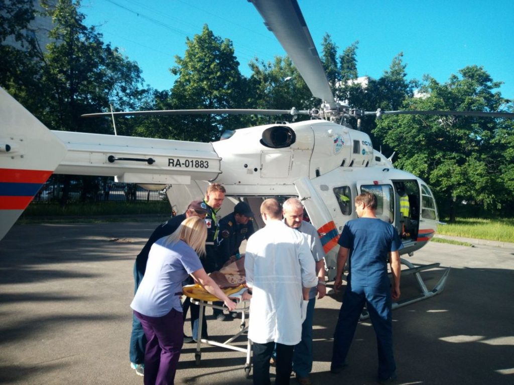 С места ДТП пострадавшего эвакуировали с помощью вертолета. Фото: пресс-служба ГОЧСиПБ