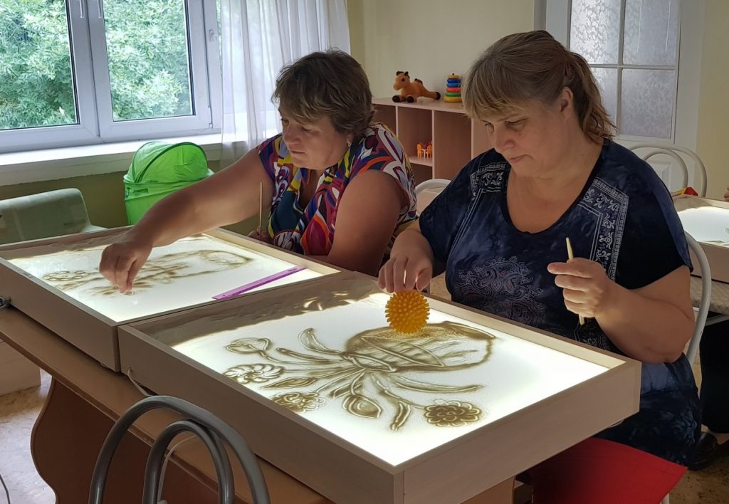 Участников «Московского долголетия» научат рисовать песком. Фото: официальная страница ТЦСО «Чертаново» в социальных сетях