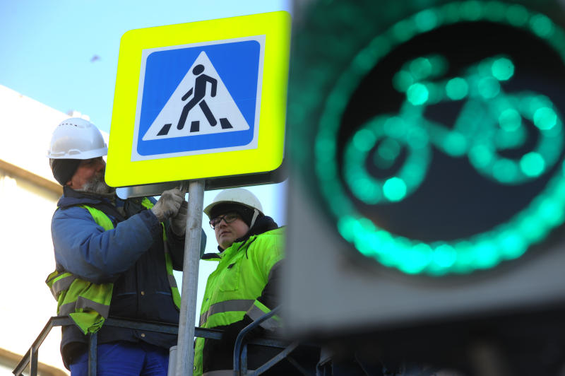 В Москве появился первый дорожный знак на гибкой стойке
