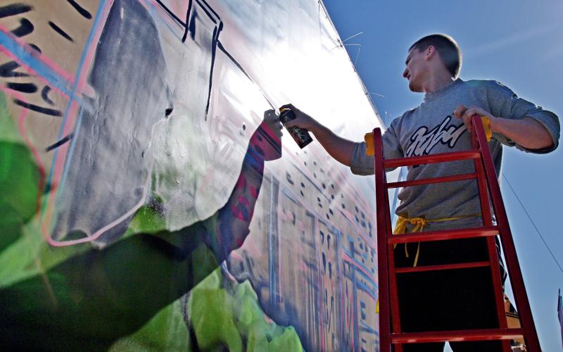 Граффити, посвященные прошедшему Чемпионату мира, появились и в других городах. Фото: Анастасия Мальцева для газеты «Вечерняя Москва»