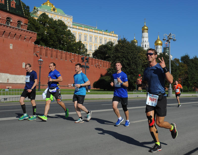 Участники пробегут 42 километра и 10 километров по самому центру Москвы. Фото: Александр Кожохин, «Вечерняя Москва»