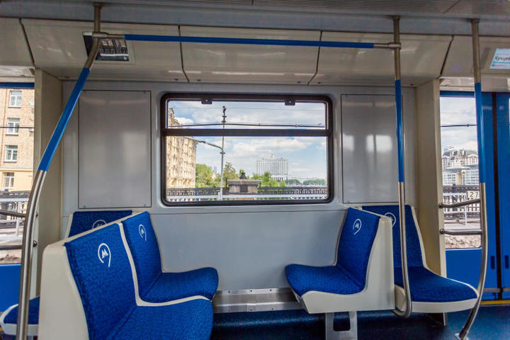 Обивка сидений более современная — она не впитывает влагу и запахи. Фото: пресс-служба Московского метро