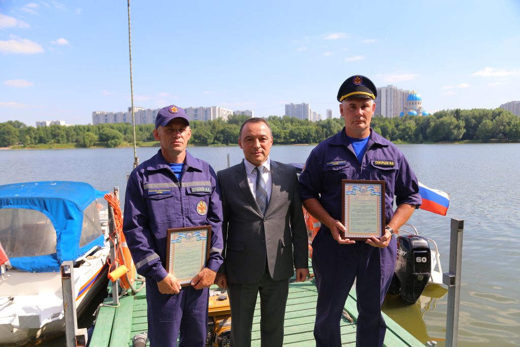 Консул Узбекистана поблагодарил спасателей станции «Борисовская» за помощь утопающему