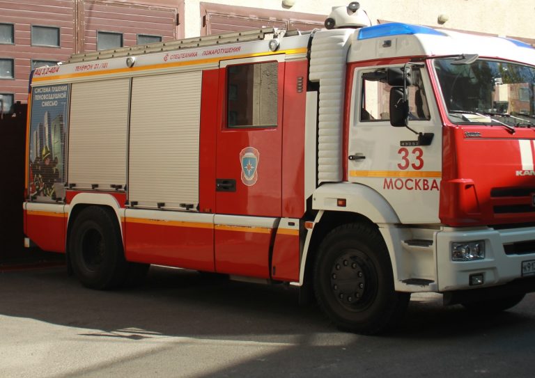 Пожарные ликвидировали крупный пожар в промзоне Москвы