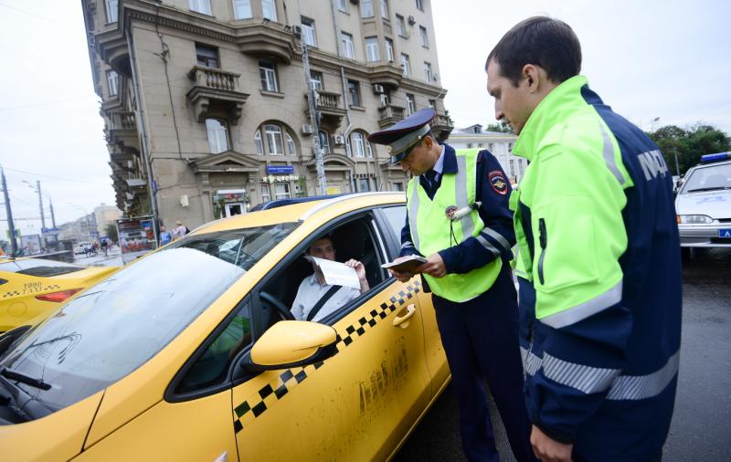 Московским таксистам хотят запретить работать дольше 8 часов