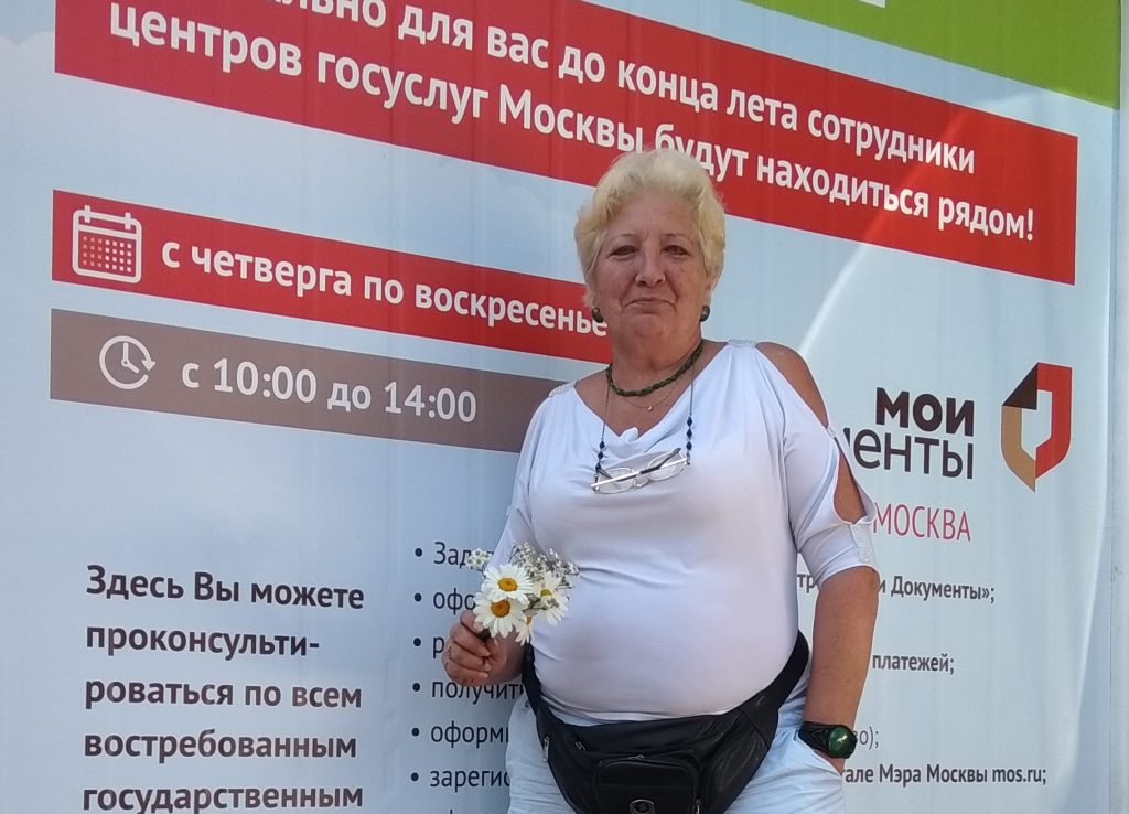 3 августа 2018 года. Москвичка Галина Иванова около мобильного из- бирательного участка, который установили в ее СНТ. Фото: Елена Князева