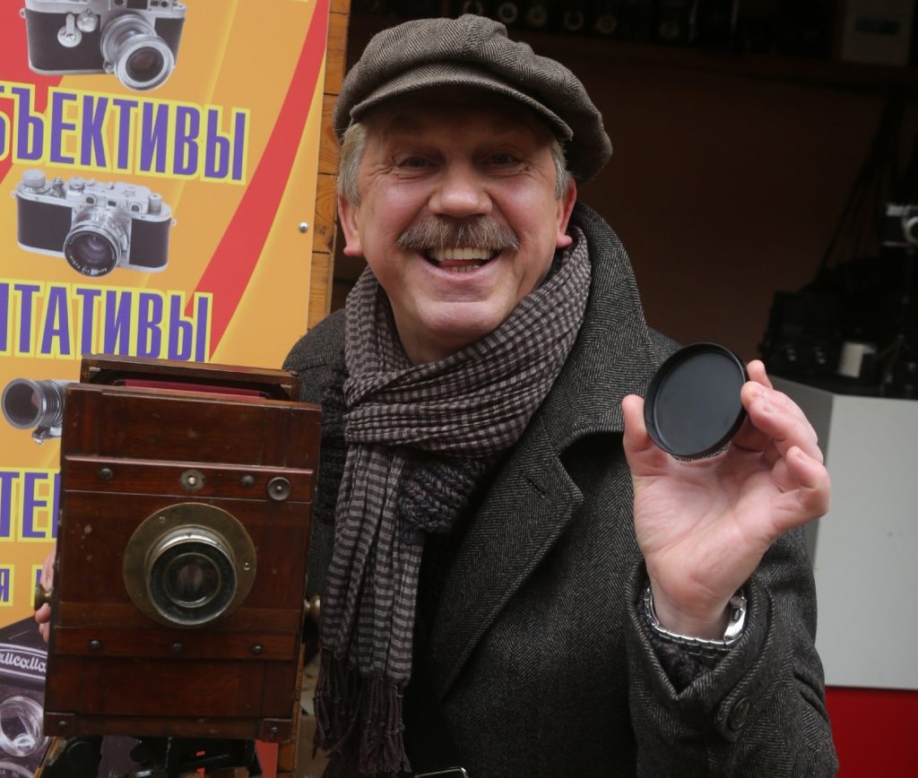 22 февраля 2014 года. Актер Сергей Баталов на вернисаже в Измайлове. Фото: Photoxpress
