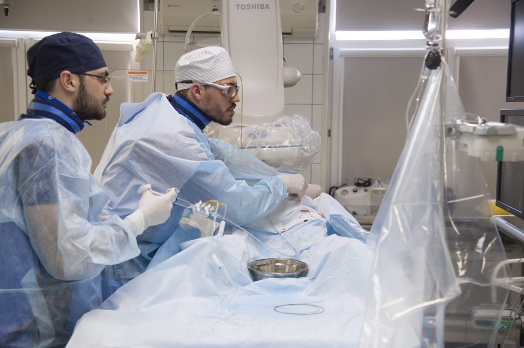 15 февраля 2018 года. Эндоваскулярный хирург городской больницы № 23 Владимир Манчуров (справа) проводит операцию. Фото: Агентство городских новостей «Москва»