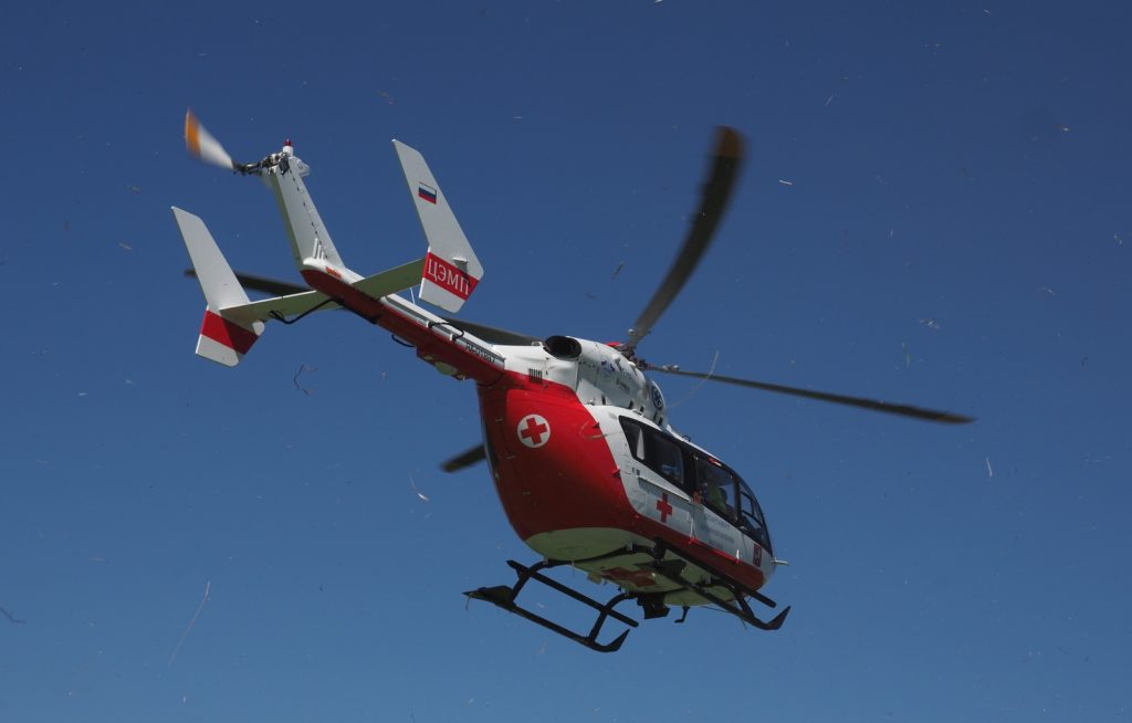 Вертолет эвакуировал пострадавшего с места аварии на МКАД. Фото: Антон Гердо